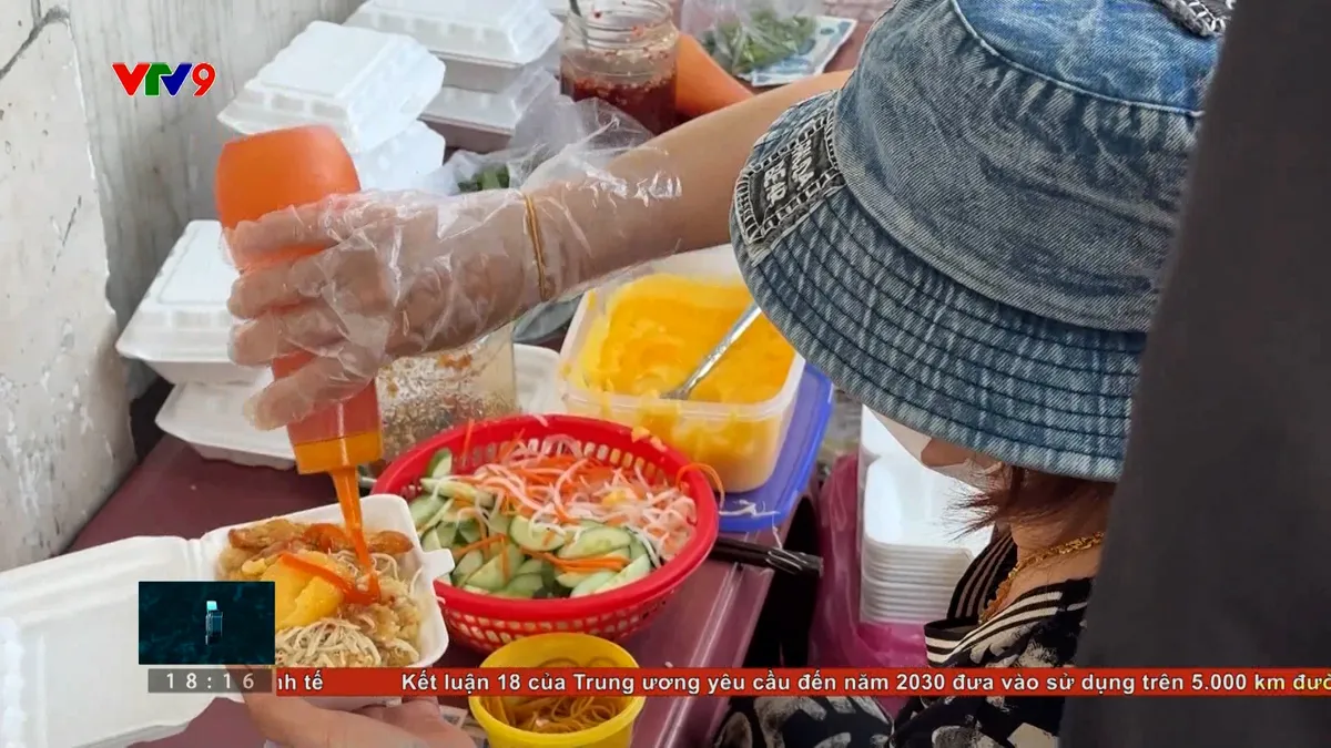 Thức ăn bày bán ven cổng trường - Nỗi lo ngộ độc mùa nắng nóng