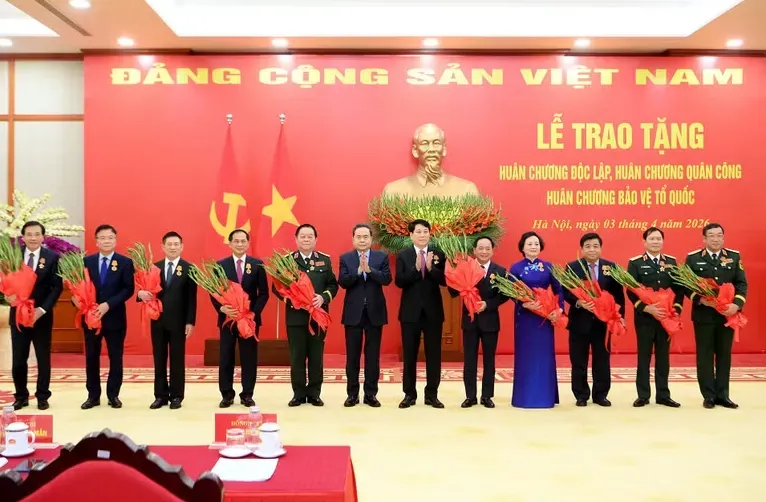 Trao tặng Hu&acirc;n chương cao qu&yacute; cho c&aacute;c l&atilde;nh đạo Đảng, Nh&agrave; nước v&agrave; c&aacute;n bộ cấp cao- Ảnh 1.