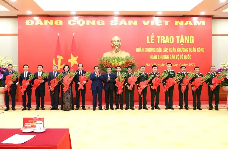 Trao tặng Huân chương cao quý cho các lãnh đạo Đảng, Nhà nước và cán bộ cấp cao - Ảnh 2.