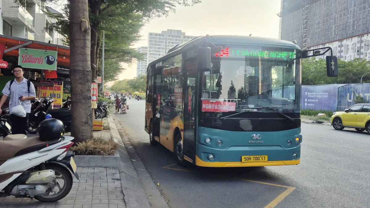 Người d&acirc;n TP Hồ Ch&iacute; Minh h&agrave;o hứng chờ xe bu&yacute;t miễn ph&iacute; - Ảnh 1.