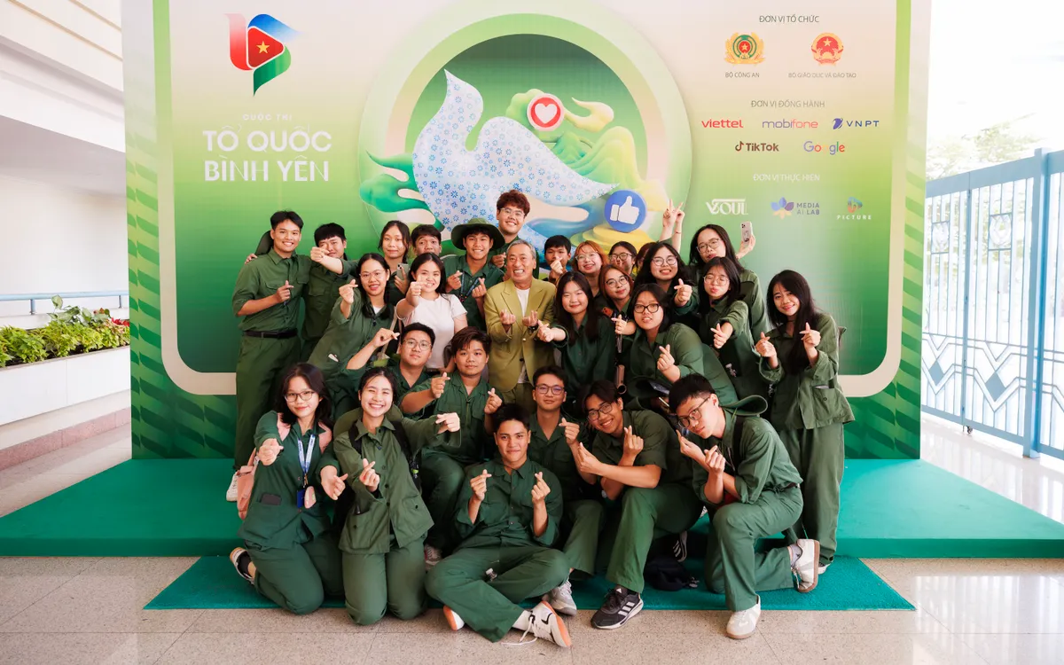 Đạo diễn Nguyễn Quang Dũng và đông đảo sinh viên có mặt tại lễ phát động cuộc thi sáng tạo video clip Tổ quốc bình yên (Ảnh: BTC)