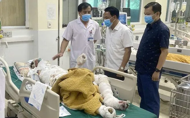 Lãnh đạo Sở Y tế Điện Biên thăm hỏi, động viên người bệnh và thân nhân gia đình bệnh nhân.