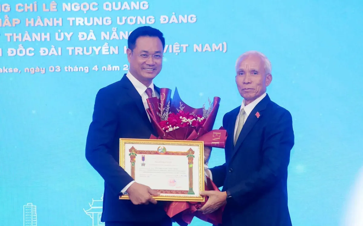 Ông Khamphan Pheuyeavong, Ủy viên Bộ Chính trị, Bí thư Trung ương Đảng, Trưởng ban Tuyên huấn Trung ương Đảng Nhân dân Cách mạng Lào (bên phải) trao Huân chương Lao động hạng Nhì của Đảng, Nhà nước Lào cho đồng chí Lê Ngọc Quang, Ủy viên Trung ương Đảng, Bí thư Thành ủy Đà Nẵng, nguyên Tổng Giám đốc Đài Truyền hình Việt Nam.