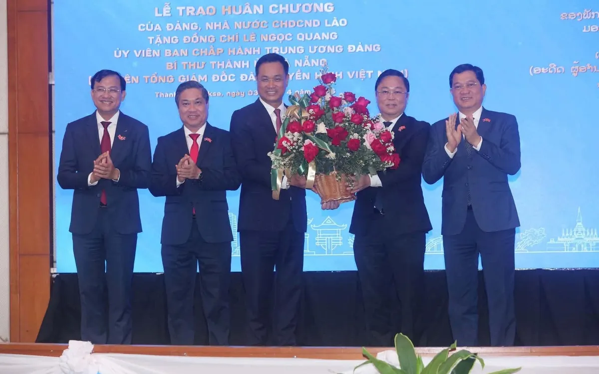 Đảng, Nh&agrave; nước L&agrave;o trao Hu&acirc;n chương Lao động hạng Nh&igrave; tặng B&iacute; thư Th&agrave;nh ủy Đ&agrave; Nẵng L&ecirc; Ngọc Quang  - Ảnh 1.