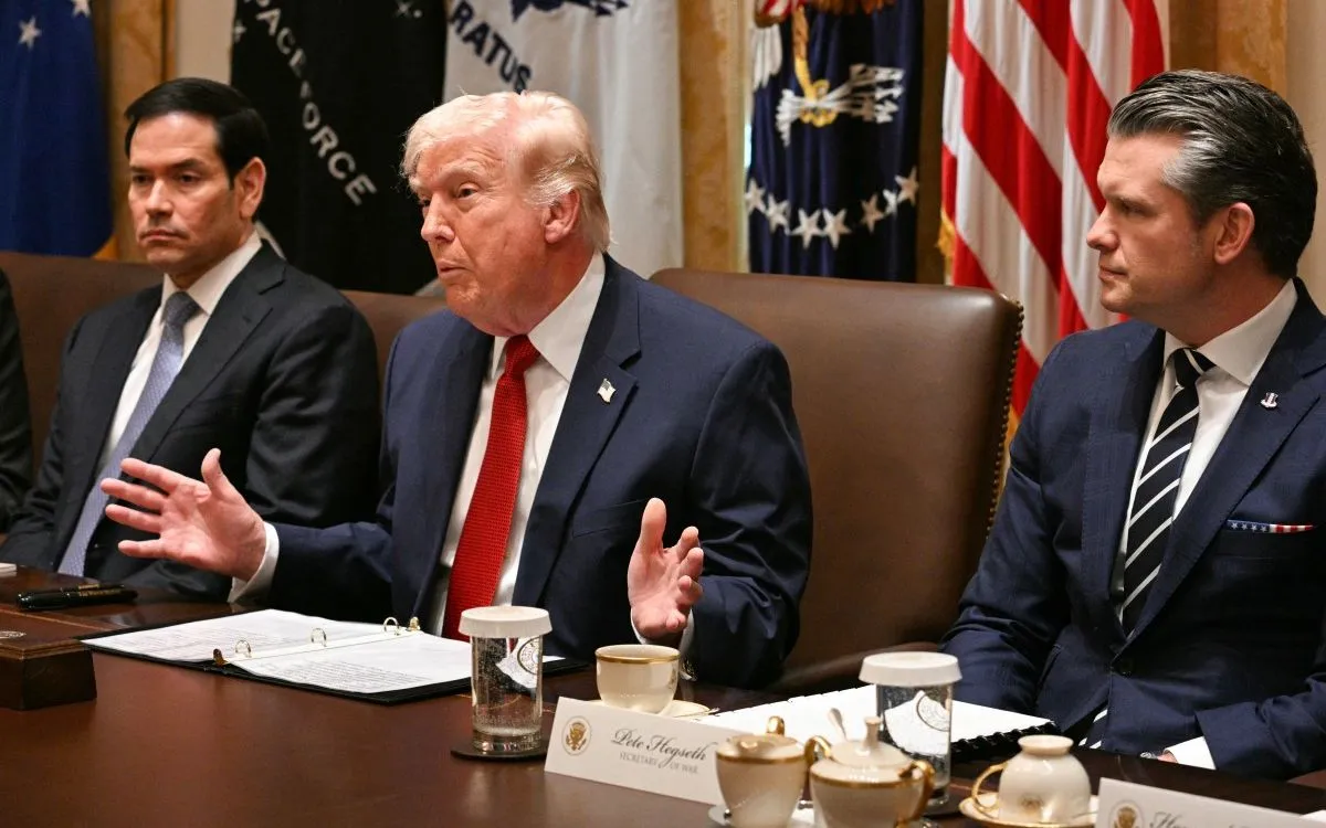 Tổng thống Mỹ Donald Trump phát biểu tại cuộc họp nội các ở Nhà Trắng, cùng Ngoại trưởng Marco Rubio và Bộ trưởng Chiến tranh Pete Hegseth, ngày 26/3/2026. (Ảnh: AFP)