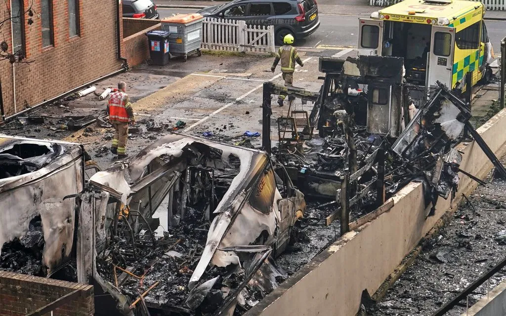 Xe cứu thương bị đốt tại bãi đỗ ở Golders Green, London, ngày 23/3/2026, sau vụ phóng hỏa nhằm vào 4 phương tiện của dịch vụ Hatzola Northwest. (Ảnh: AP)