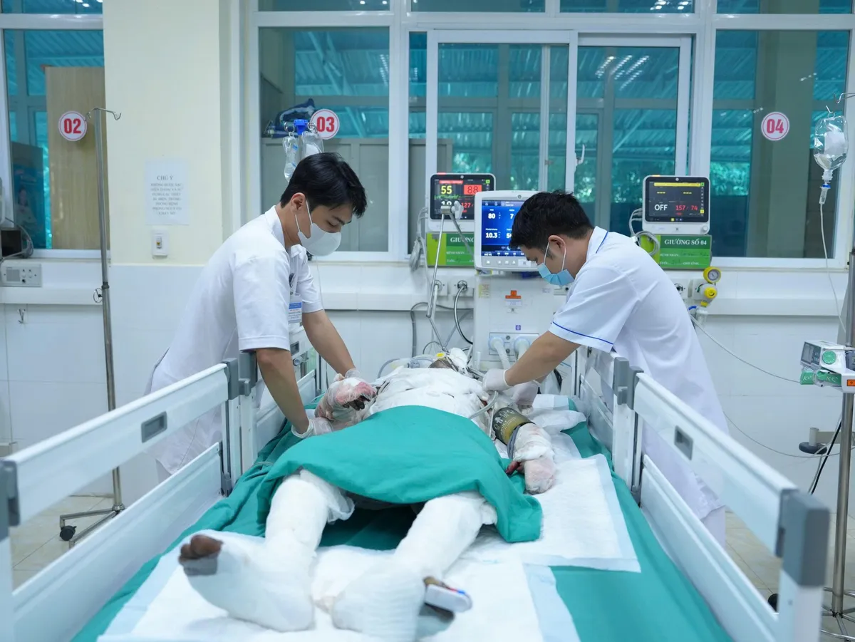 Cấp cứu 3 bệnh nh&acirc;n bỏng nặng do chữa ch&aacute;y rừng tại Điện Bi&ecirc;n - Ảnh 1.