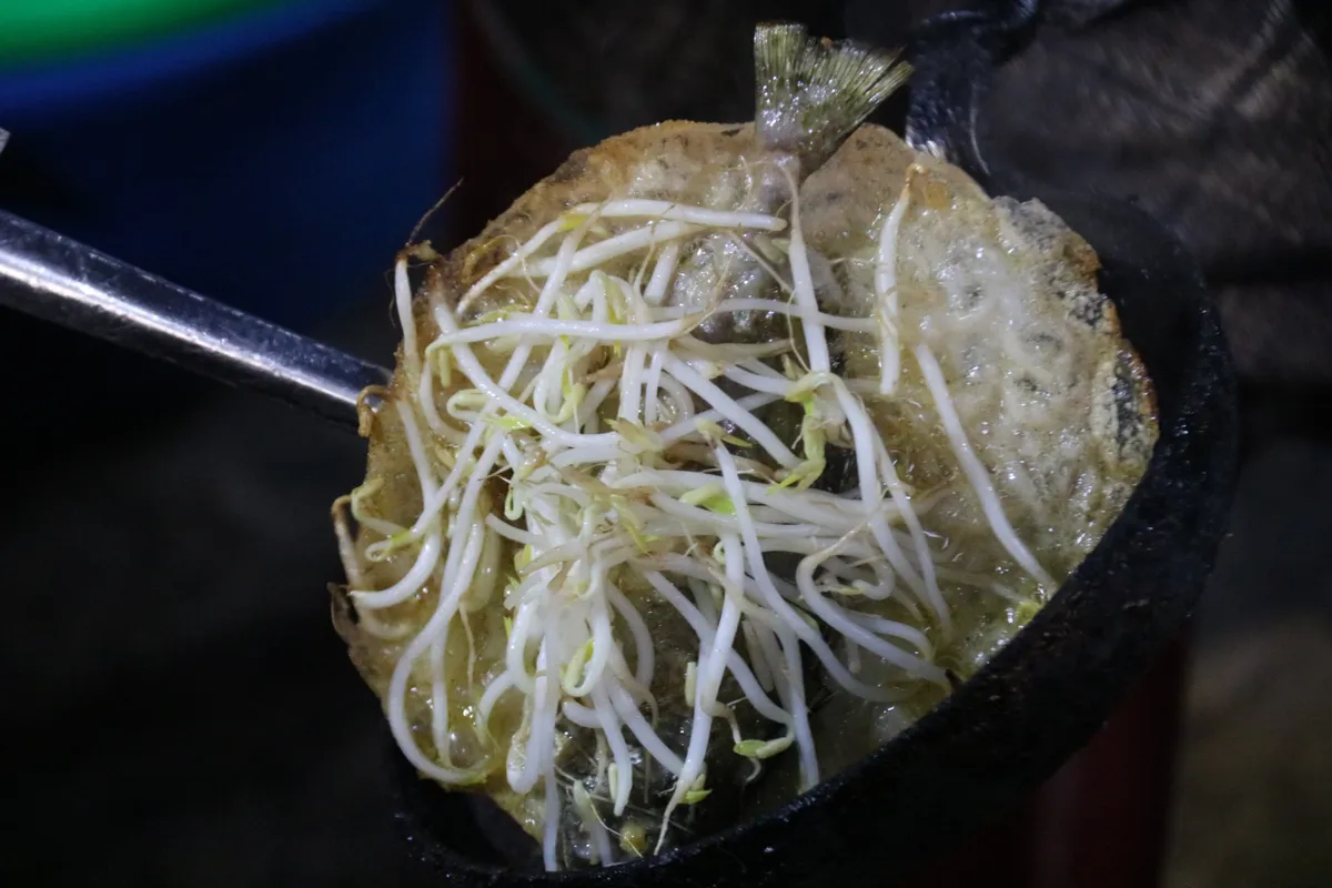 Về l&agrave;ng Chuồn ăn b&aacute;nh kho&aacute;i c&aacute; k&igrave;nh- Ảnh 4.