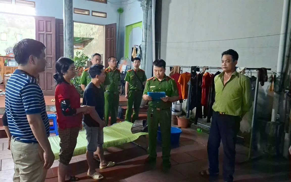 Cơ quan Cảnh sát điều tra Công an tỉnh Lào Cai thi hành quyết định khám xét nơi sản xuất giá đỗ của Chu Thị Hòa.