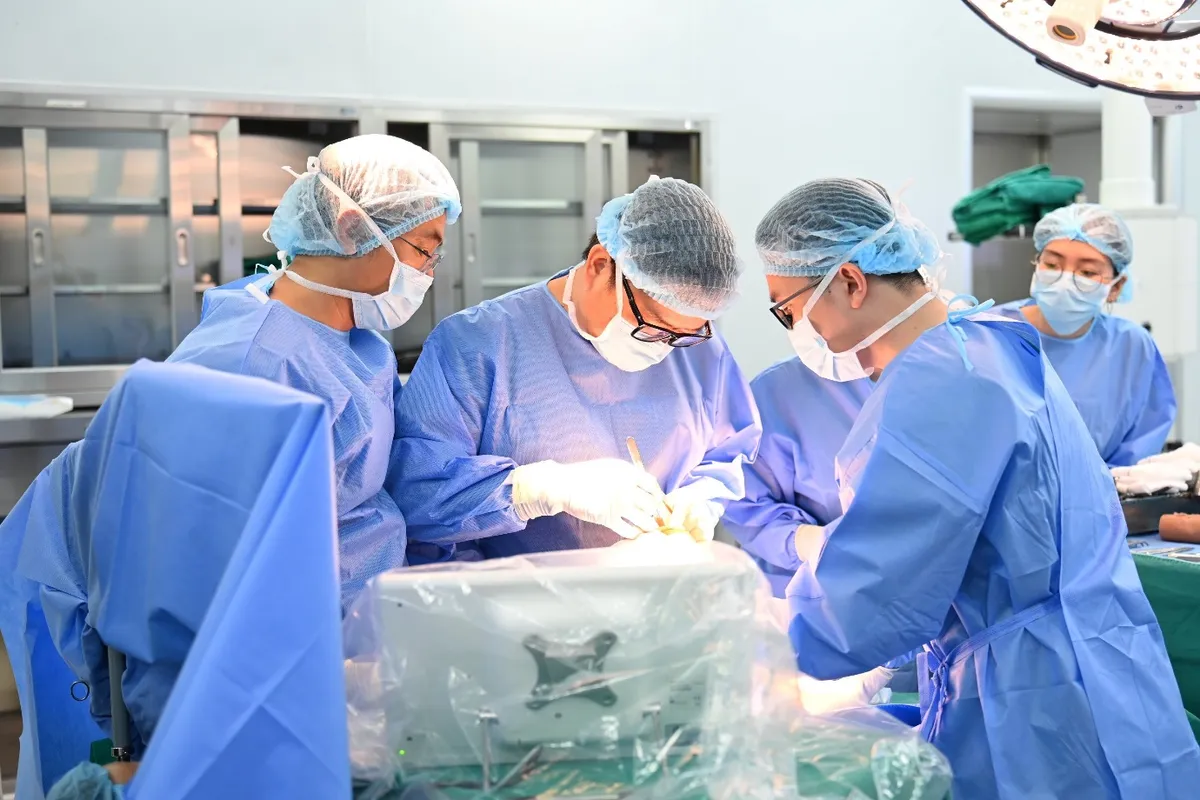 Lần đầu tại miền Trung: Vinmec Đ&agrave; Nẵng thay khớp gối bằng robot, bệnh nh&acirc;n tập đi ngay sau mổ- Ảnh 2.