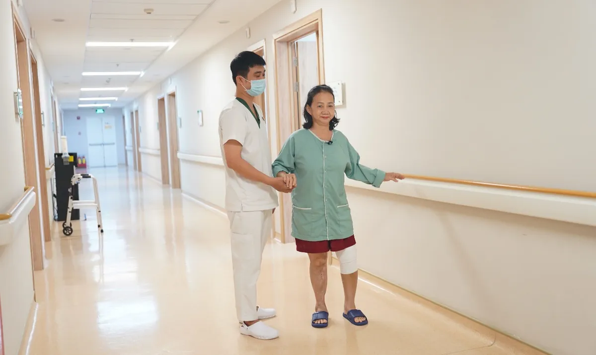 Lần đầu tại miền Trung: Vinmec Đ&agrave; Nẵng thay khớp gối bằng robot, bệnh nh&acirc;n tập đi ngay sau mổ- Ảnh 3.