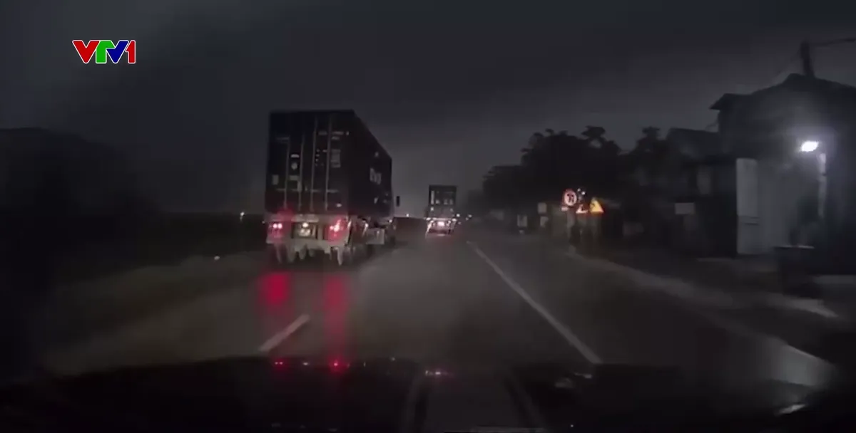 Xe đầu k&eacute;o vượt ẩu g&acirc;y va chạm, cảnh b&aacute;o nguy cơ tai nạn từ xe tải nặng - Ảnh 1.
