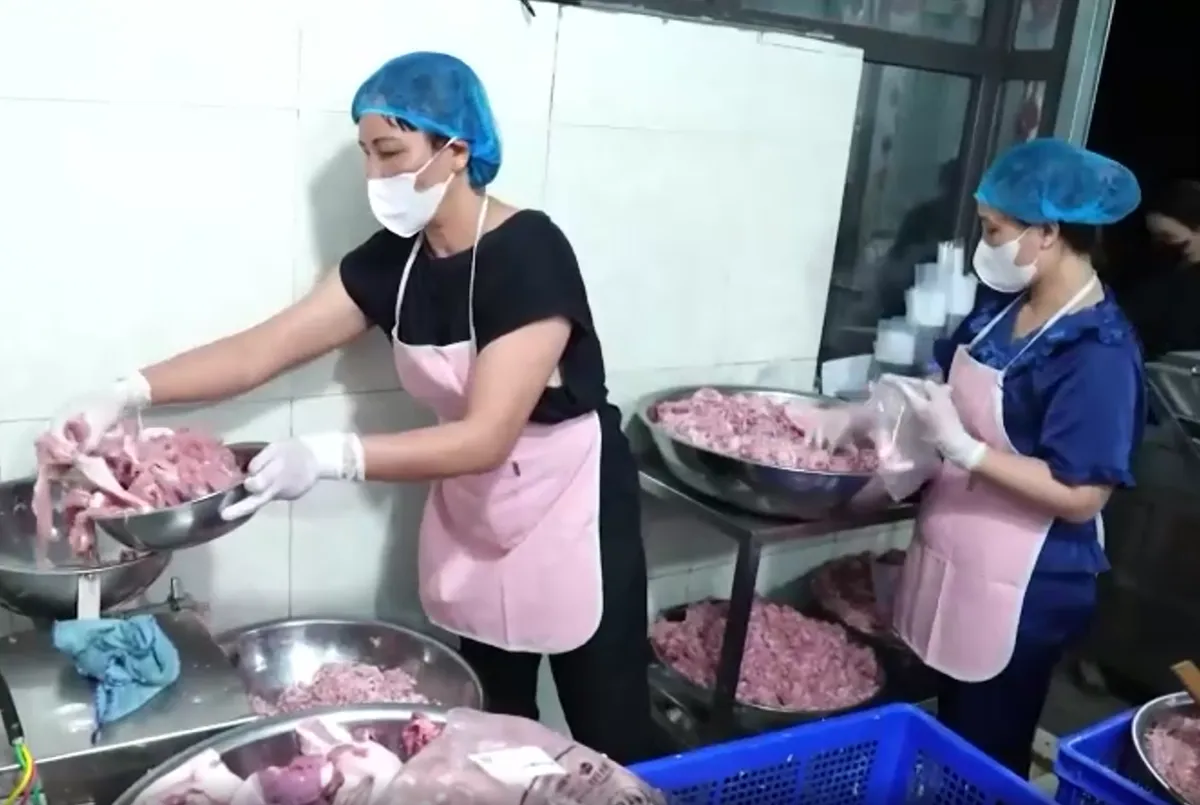 Gi&aacute;m đốc C&ocirc;ng ty TNHH Thực phẩm Cường Ph&aacute;t biết r&otilde; t&igrave;nh trạng thịt lợn c&oacute; dấu hiệu bất thường - Ảnh 4.