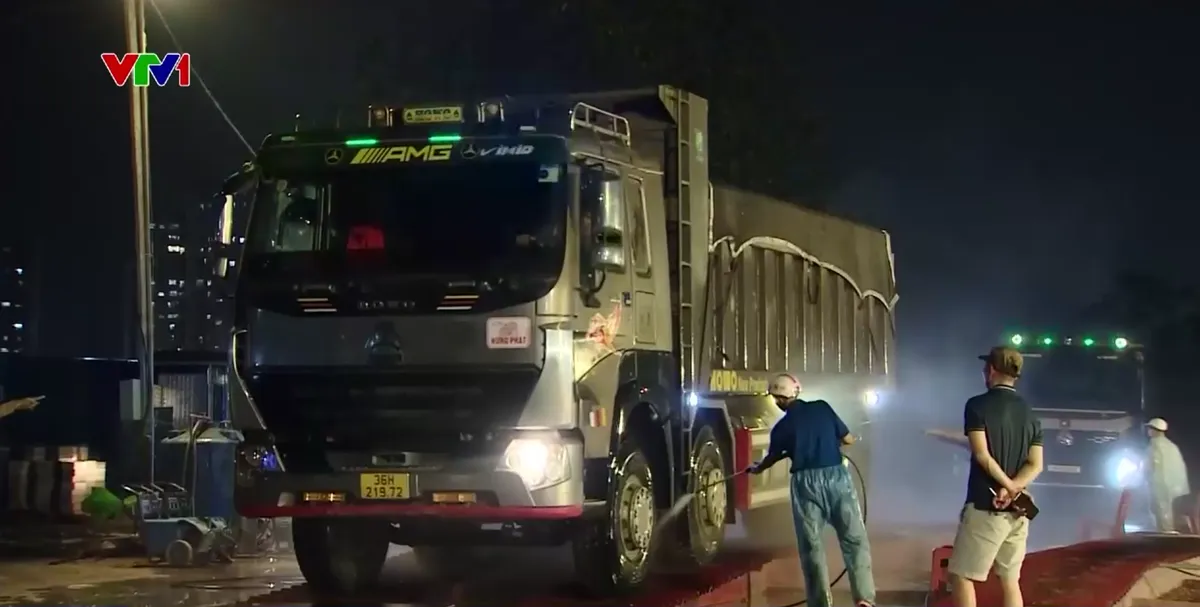 Siết chặt xe chở b&ugrave;n đất từ ch&acirc;n c&ocirc;ng trường, hạn chế &ocirc; nhiễm v&agrave; mất an to&agrave;n giao th&ocirc;ng - Ảnh 2.