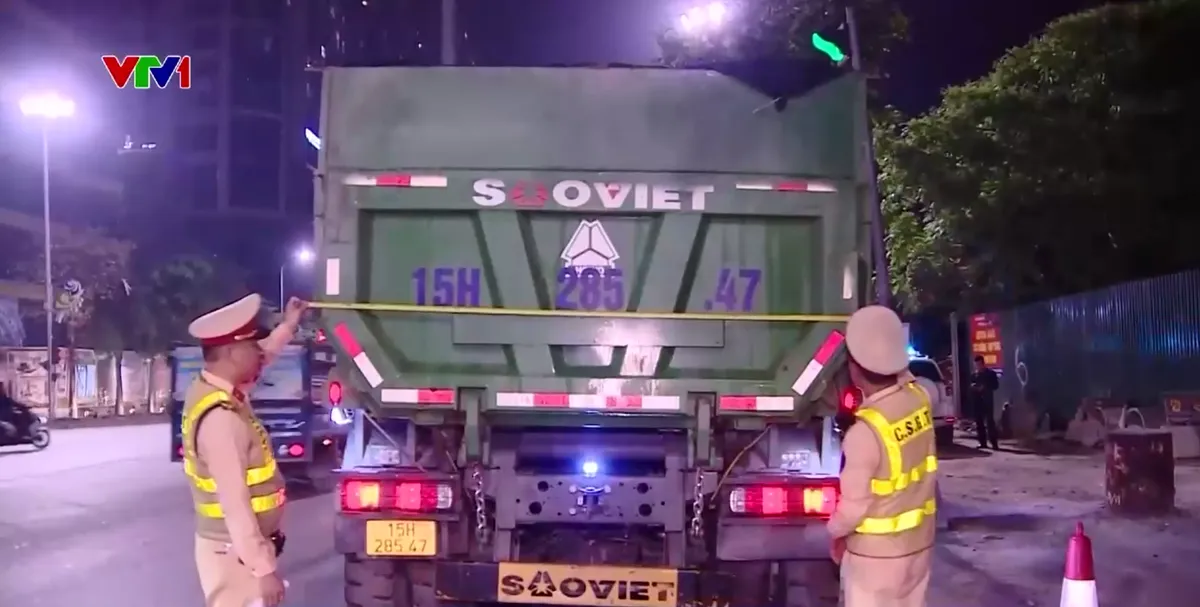 Siết chặt xe chở b&ugrave;n đất từ ch&acirc;n c&ocirc;ng trường, hạn chế &ocirc; nhiễm v&agrave; mất an to&agrave;n giao th&ocirc;ng - Ảnh 1.