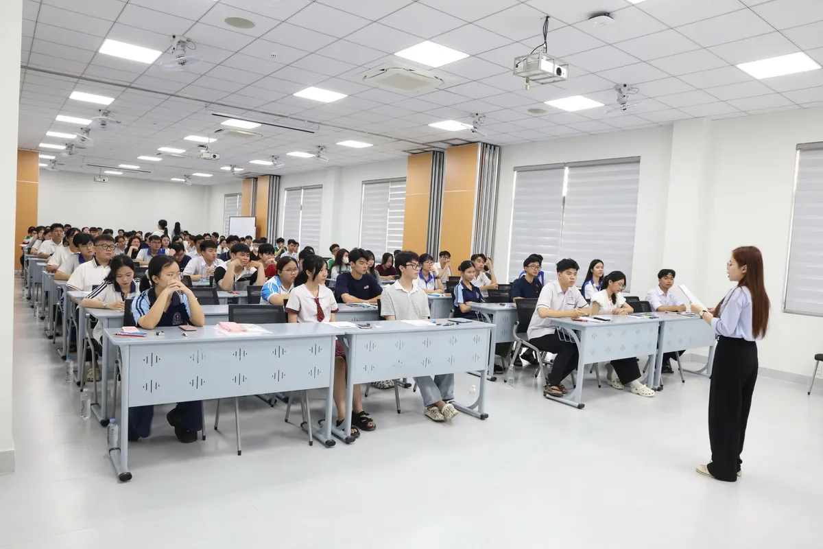 Kỷ lục về số lượng thí sinh dự thi Đánh giá năng lực - Đại học Quốc gia TP Hồ Chí Minh- Ảnh 2. Kỷ lục về số lượng thí sinh dự thi Đánh giá năng lực - Đại học Quốc gia TP Hồ Chí Minh- Ảnh 2.