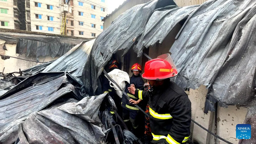 Cháy nhà máy sản xuất bật lửa ở Bangladesh, ít nhất 5 người thiệt mạng- Ảnh 2. Cháy nhà máy sản xuất bật lửa ở Bangladesh, ít nhất 5 người thiệt mạng- Ảnh 2.