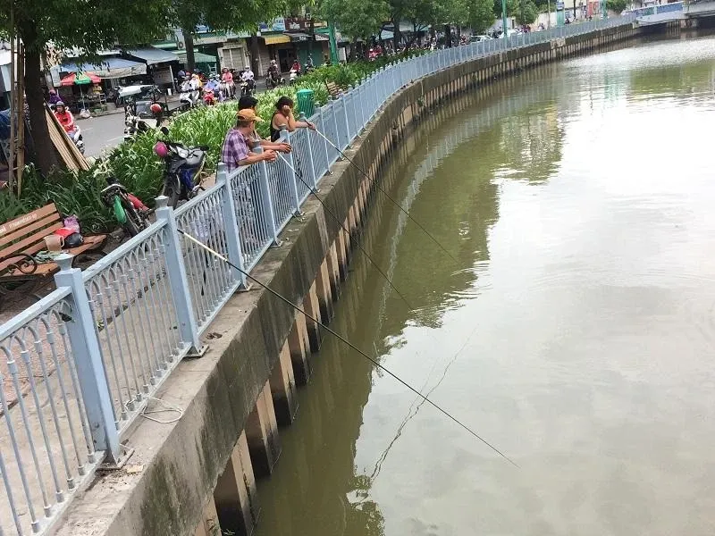 Ph&aacute;t hiện một thi thể mắc v&agrave;o lưới đ&aacute;nh c&aacute; tr&ecirc;n hồ Ea Sn&ocirc;, L&acirc;m Đồng  - Ảnh 1.