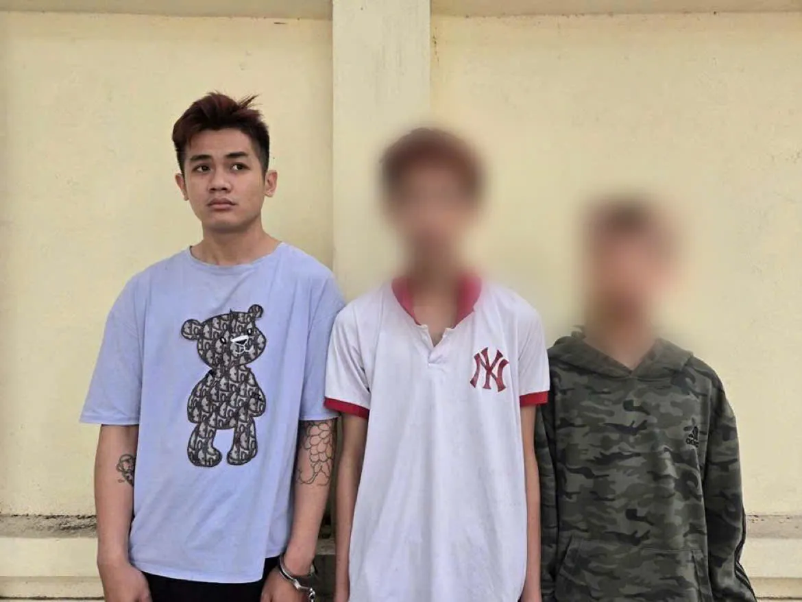 Bắt nhanh 3 đối tượng cướp t&uacute;i x&aacute;ch của cụ b&agrave; 96 tuổi tr&ecirc;n phố Ngọc Thụy- Ảnh 1.