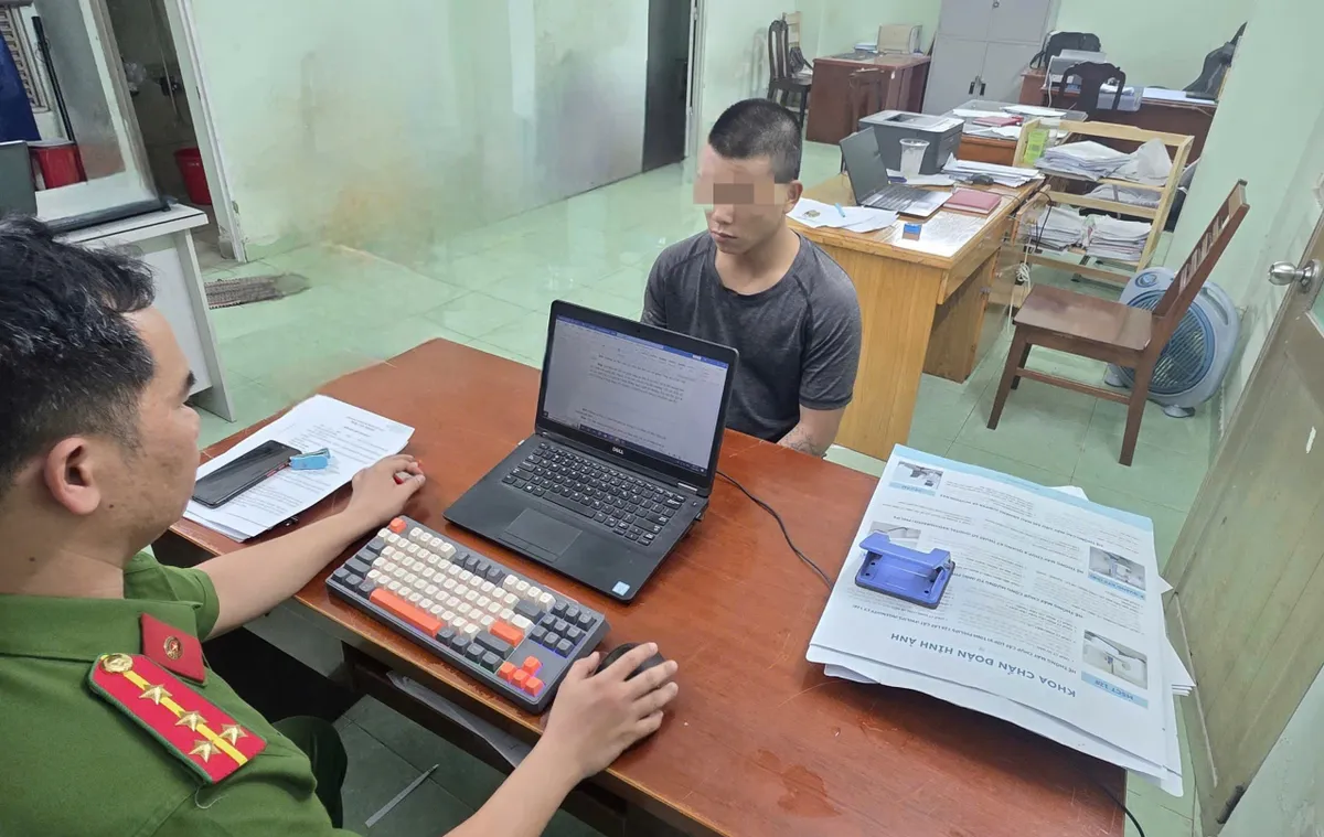 TP Hồ Ch&iacute; Minh: Bắt khẩn cấp đối tượng h&agrave;nh hung người can ngăn va chạm giao th&ocirc;ng - Ảnh 1.