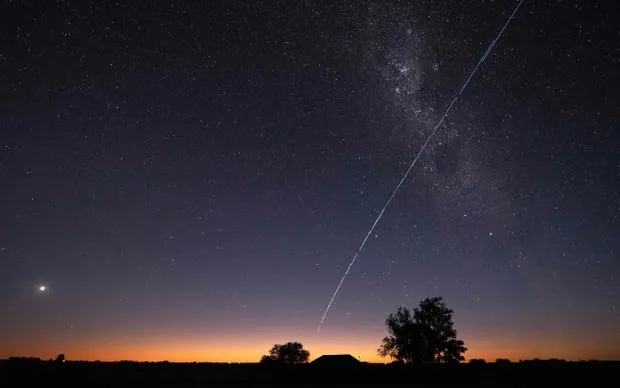 Vệt sáng vệ tinh Starlink của SpaceX bay qua bầu trời Uruguay (Ảnh: AFP/Getty Images)