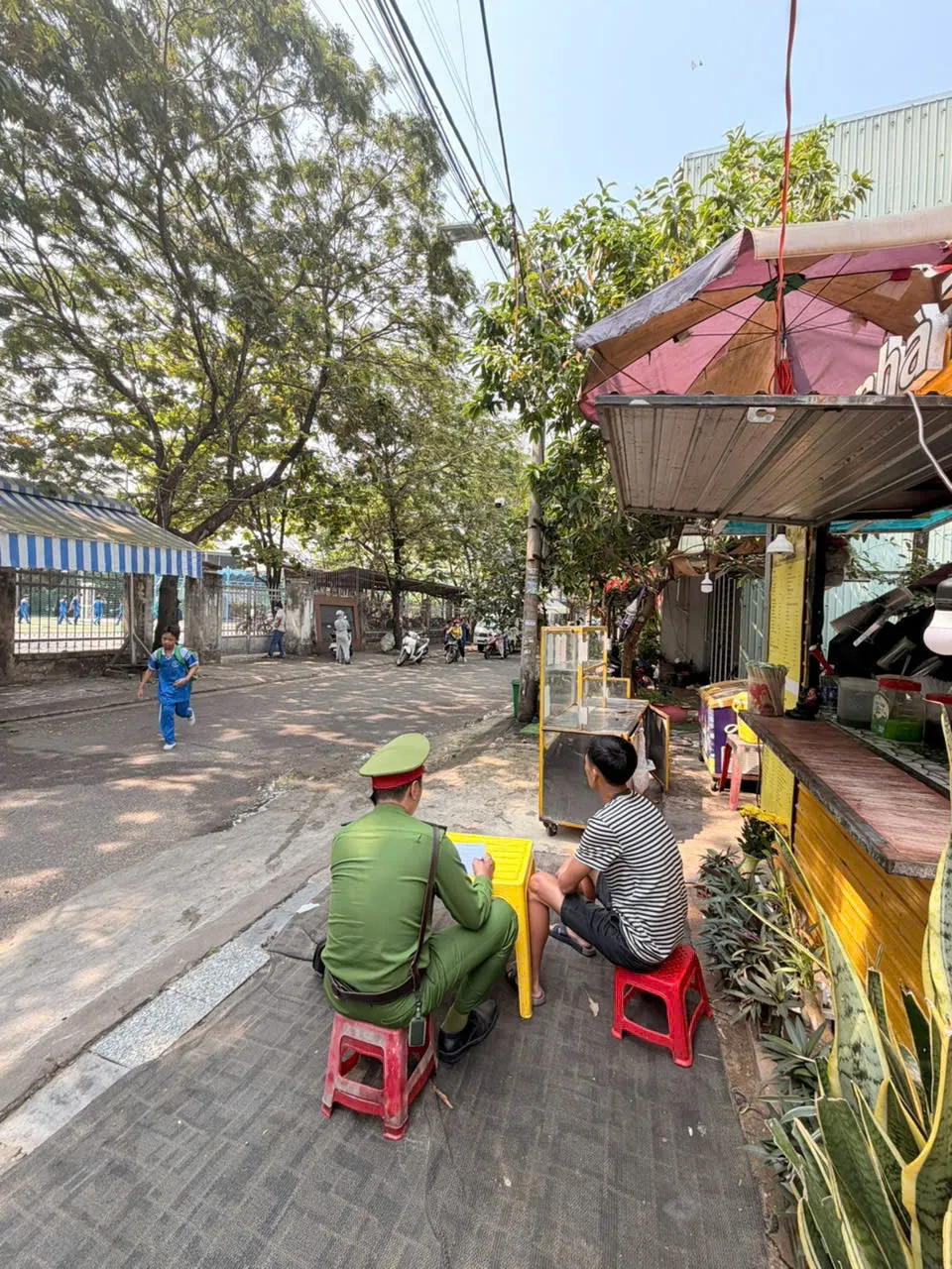 Nguy cơ mất an to&agrave;n thực phẩm từ những m&oacute;n ăn vặt trước cổng trường - Ảnh 2.