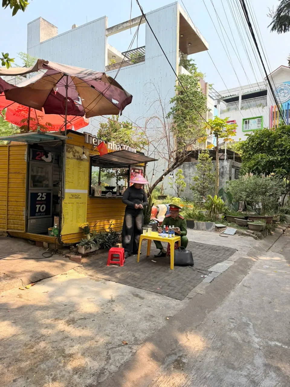 Nguy cơ mất an to&agrave;n thực phẩm từ những m&oacute;n ăn vặt trước cổng trường - Ảnh 1.