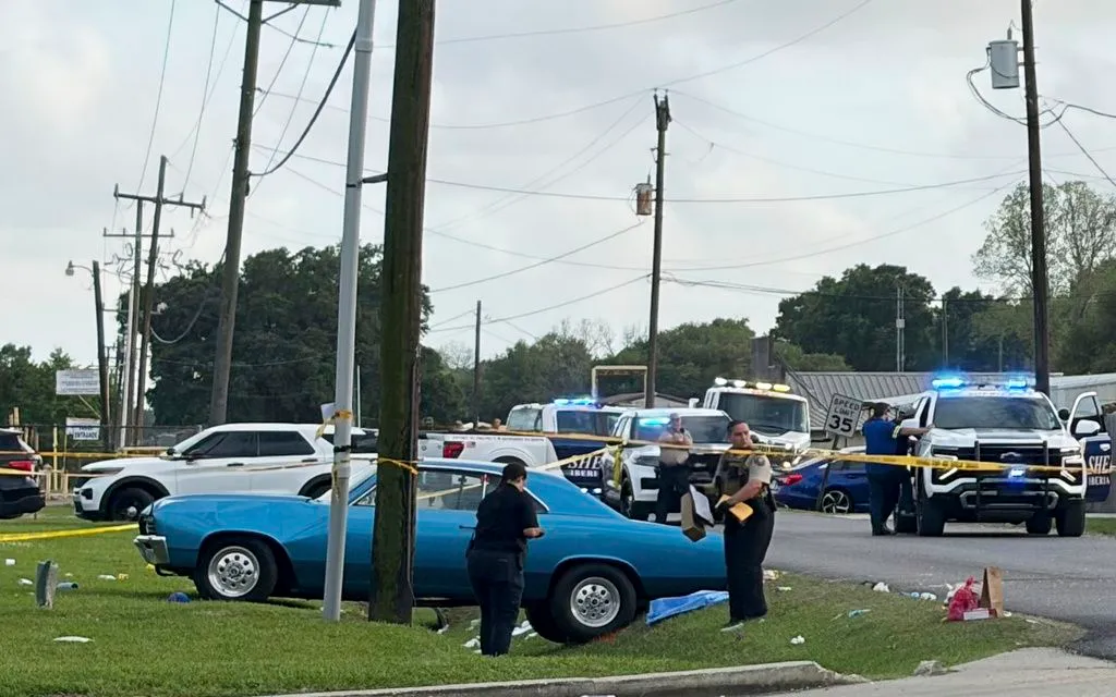 Cảnh sát tại hiện trường vụ ô tô tông vào đám đông tham gia lễ hội mừng năm mới của Lào, ngày 4/4/2026, tại Broussard, bang Louisiana (Ảnh: AP)