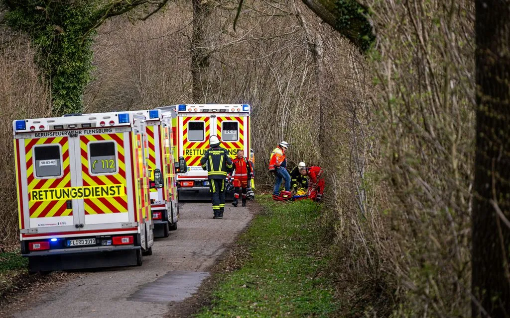 Lực lượng cứu hộ làm việc tại hiện trường vụ cây đổ trong khu rừng phía Đông Nam Flensburg, Đức, ngày 5/4/2026 (Ảnh: dpa/AP)