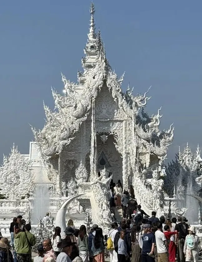 Kh&aacute;m ph&aacute; &ldquo;địa ngục trần gian&rdquo; tại đền Trắng Th&aacute;i Lan: Điểm đến g&acirc;y &aacute;m ảnh nhưng h&uacute;t kh&aacute;ch- Ảnh 1.