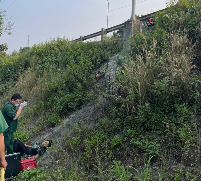 Bị văng khỏi đường sau va chạm với xe đầu k&eacute;o, một người tử vong  - Ảnh 1.