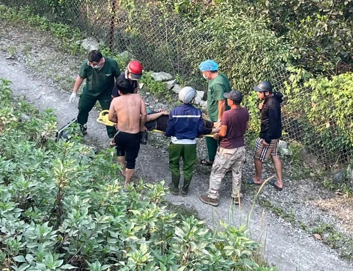 Bị văng khỏi đường sau va chạm với xe đầu k&eacute;o, một người tử vong  - Ảnh 2.