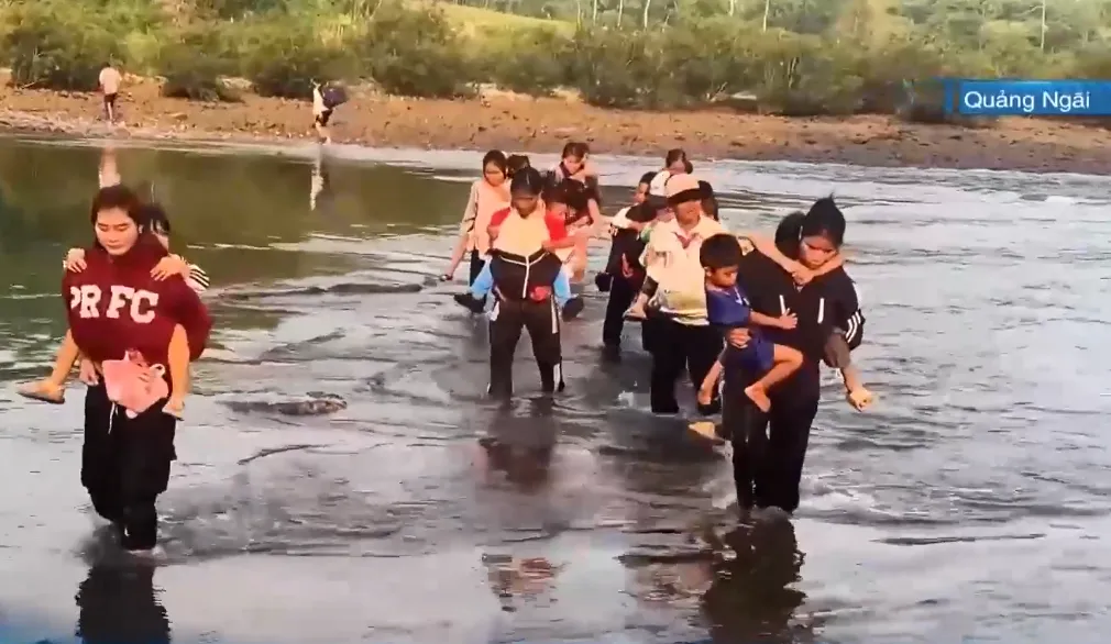 Phụ huynh x&atilde; Sơn Thủy (Quảng Ng&atilde;i) c&otilde;ng con vượt s&ocirc;ng đến trường - Ảnh 1.