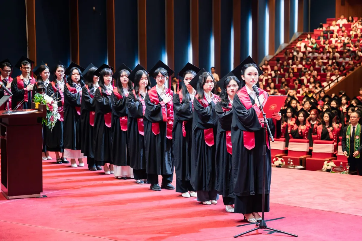 Nhiều sinh vi&ecirc;n tốt nghiệp sớm, th&agrave;nh t&iacute;ch vượt trội- Ảnh 2.