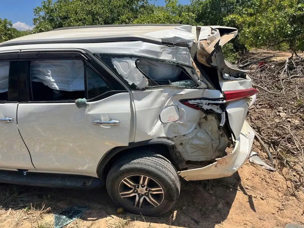 &Ocirc; t&ocirc; 7 chỗ băng qua đường sắt bị t&agrave;u h&agrave;ng t&ocirc;ng, 3 người bị thương - Ảnh 3.