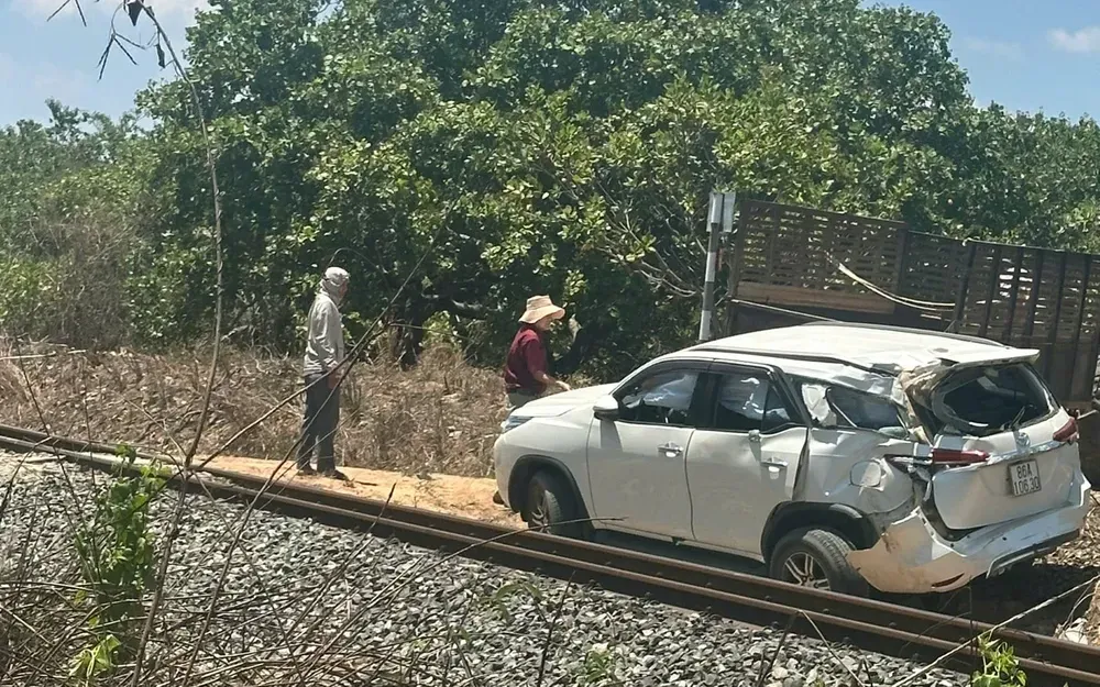 &Ocirc; t&ocirc; 7 chỗ băng qua đường sắt bị t&agrave;u h&agrave;ng t&ocirc;ng, 3 người bị thương - Ảnh 1.