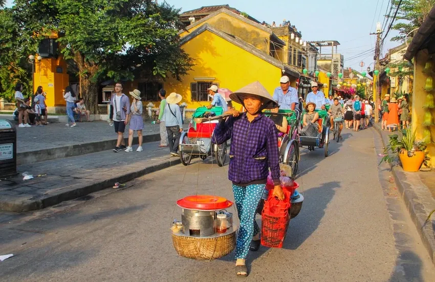 Hội An giữ trật tự vỉa hè, nhưng vẫn giữ “hồn phố” - Ảnh 1.