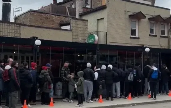 CĐV Italy xếp h&agrave;ng d&agrave;i đổi &aacute;o, chuyển sang cổ vũ tuyển Canada- Ảnh 1.