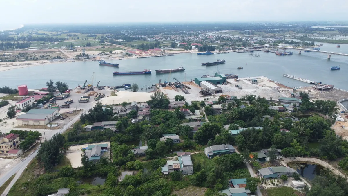 Quảng Trị triển khai các dự án nạo vét vùng nước tại cảng Cửa Việt- Ảnh 1. Quảng Trị triển khai các dự án nạo vét vùng nước tại cảng Cửa Việt- Ảnh 1.