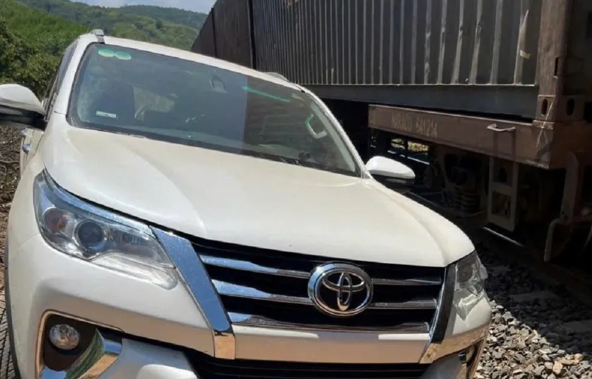 &Ocirc; t&ocirc; 7 chỗ băng qua đường sắt bị t&agrave;u h&agrave;ng t&ocirc;ng, 3 người bị thương - Ảnh 2.