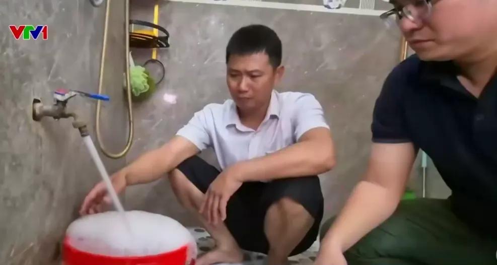 Nước sinh hoạt sủi bọt bất thường, nhiều người d&acirc;n Thanh H&oacute;a nơm nớp lo lắng - Ảnh 1.