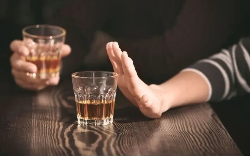 Lạm dụng rượu bia âm thầm rút ngắn tuổi thọ, gia tăng nguy cơ bệnh tật ở người trẻ- Ảnh 1. Lạm dụng rượu bia âm thầm rút ngắn tuổi thọ, gia tăng nguy cơ bệnh tật ở người trẻ- Ảnh 1.