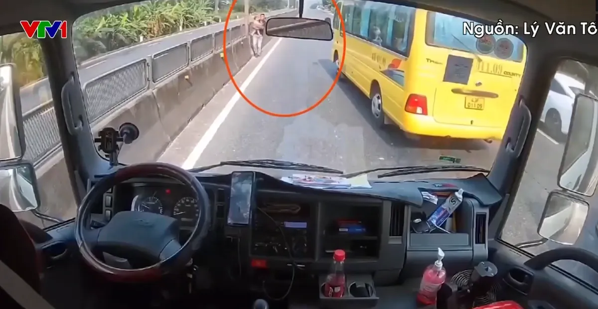 Tài xế xe tải cứu kịp thời bé gái chập chững đi giữa quốc lộ 1 - Ảnh 1.
