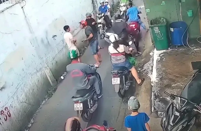 Can ngăn x&ocirc; x&aacute;t sau va chạm giao th&ocirc;ng, nam thanh ni&ecirc;n bị đ&aacute;nh bất tỉnh- Ảnh 1.