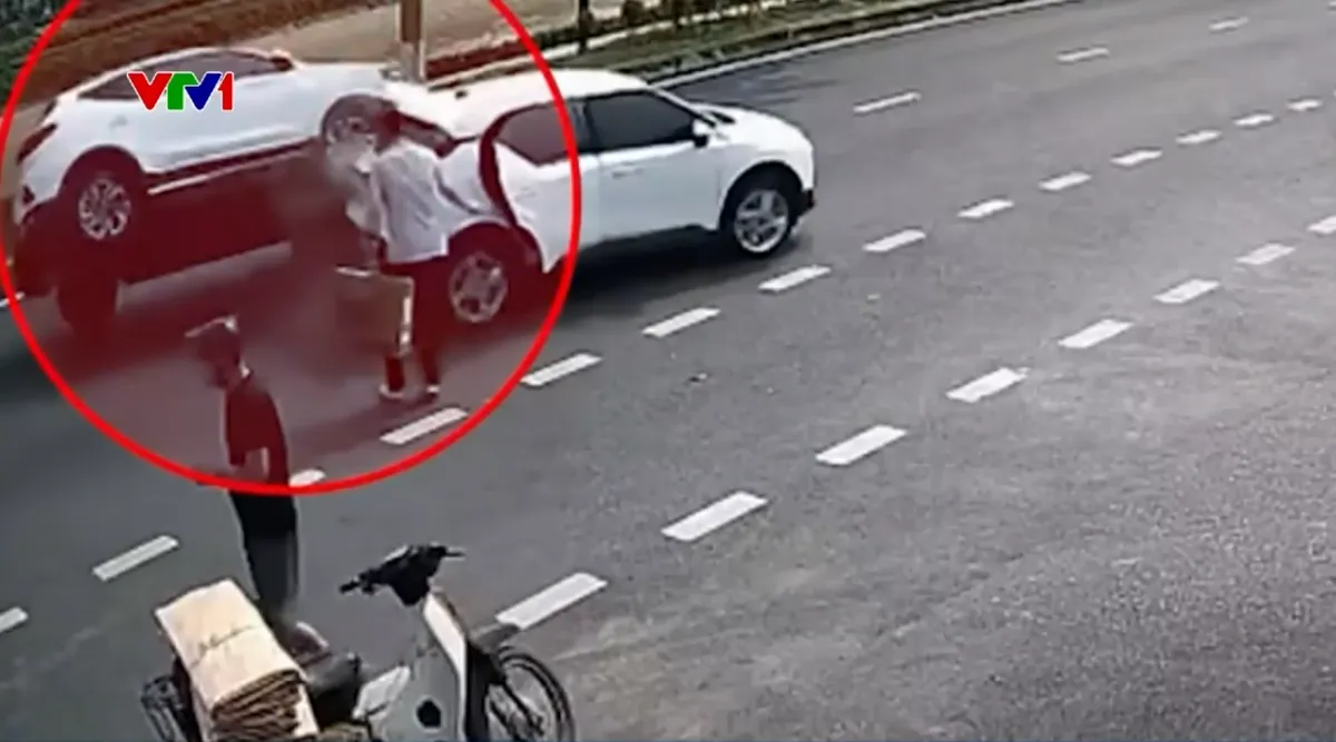 Lao thẳng v&agrave;o xe taxi dừng giữa đường đ&oacute;n kh&aacute;ch, &ocirc; t&ocirc; con lật nh&agrave;o - Ảnh 1.