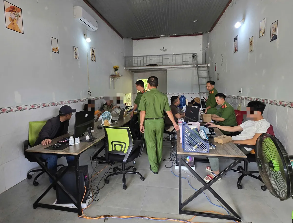 Xử phạt nh&oacute;m thanh ni&ecirc;n d&ugrave;ng AI dựng tin giả x&uacute;c phạm uy t&iacute;n qu&acirc;n đội - Ảnh 1.