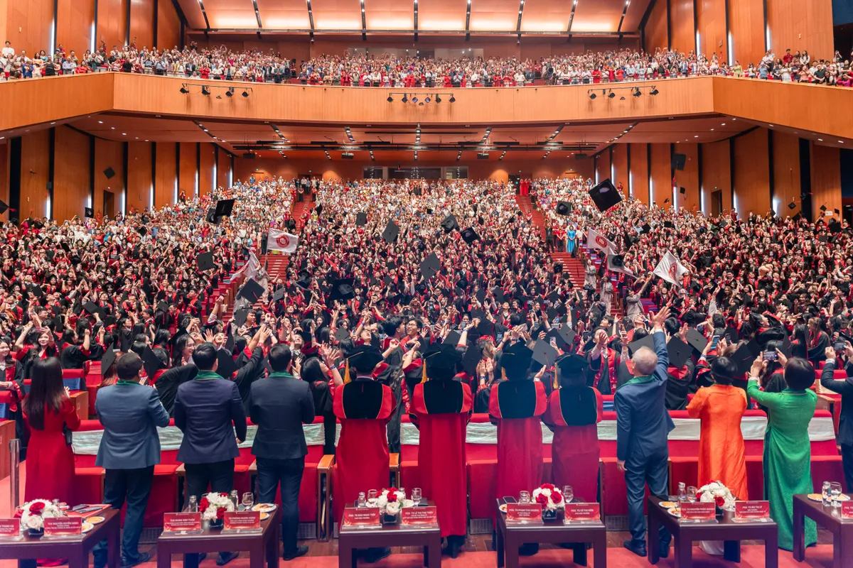 Nhiều sinh vi&ecirc;n tốt nghiệp sớm, th&agrave;nh t&iacute;ch vượt trội- Ảnh 1.