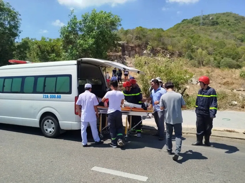 Cảnh s&aacute;t vượt hơn 2km đường rừng, cứu nữ du kh&aacute;ch gặp nạn tr&ecirc;n N&uacute;i Dinh - Ảnh 3.