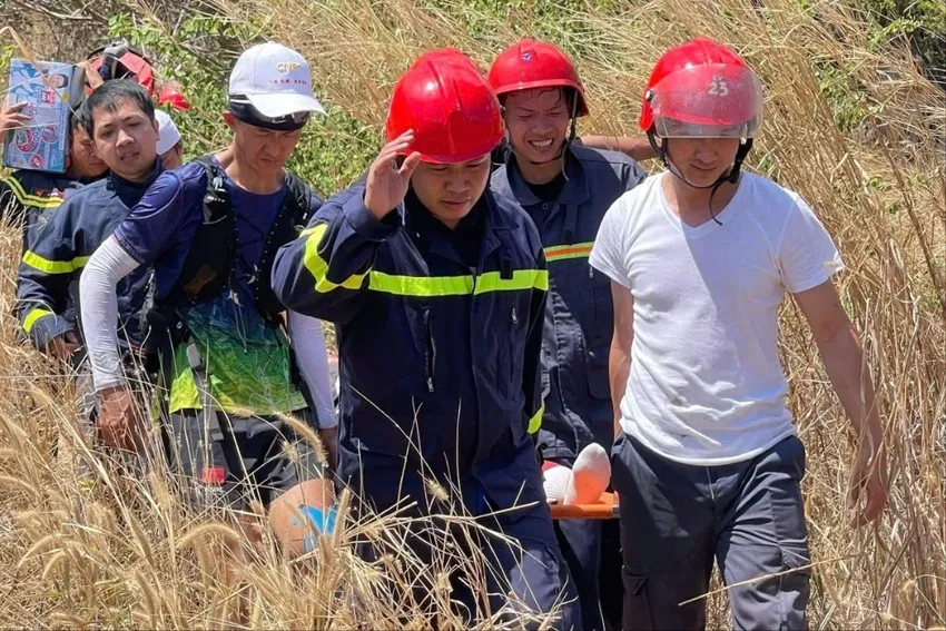 Cảnh s&aacute;t vượt hơn 2km đường rừng, cứu nữ du kh&aacute;ch gặp nạn tr&ecirc;n N&uacute;i Dinh - Ảnh 2.