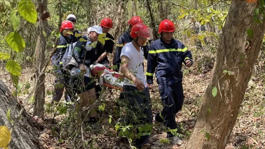 Cảnh s&aacute;t vượt hơn 2km đường rừng, cứu nữ du kh&aacute;ch gặp nạn tr&ecirc;n N&uacute;i Dinh - Ảnh 1.